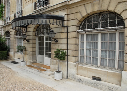 Hôtel de Vogüé, façade sur cour : fronton brisé ; mascarons ; marquise.