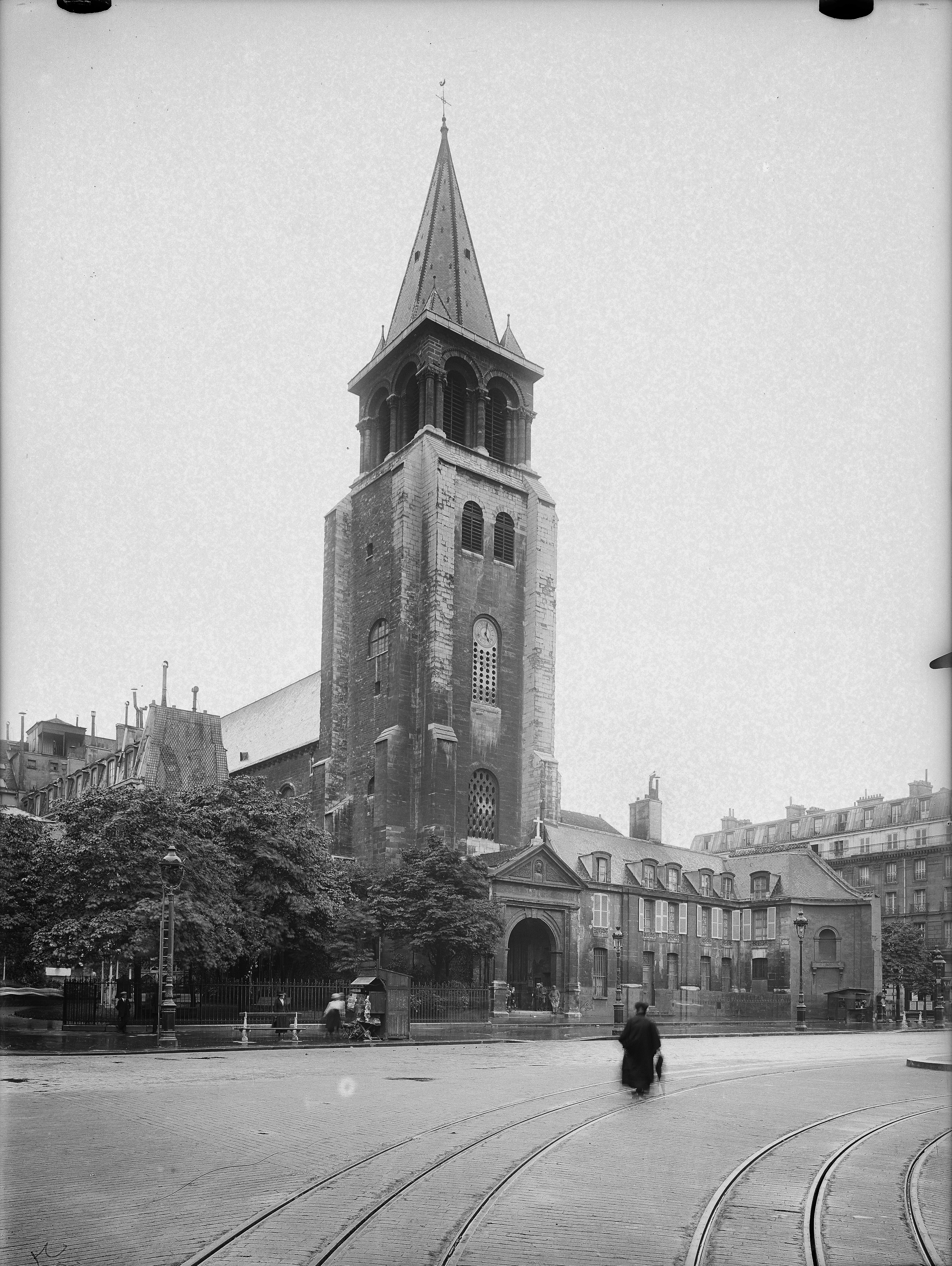 Eglise Saint-Germain-des-Près, place Saint-Germain-des-Près, Façade sur la place. Paris (6e arr.), 1917